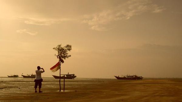 Kibar Sang Merah Putih di Pantai Lampu Satu