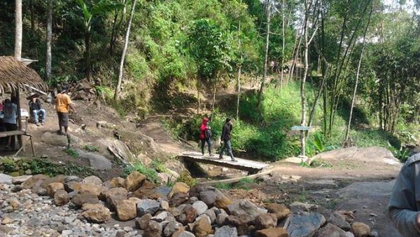 Klenting Kuning, Air Terjun Kecil Nan Segar di Semarang