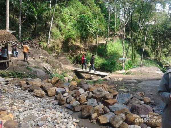 Klenting Kuning, Air Terjun Kecil Nan Segar di Semarang
