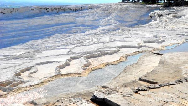 Kolam Air Panas Turki, Seperti di Planet Lain!