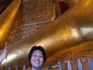 Kuil Buddha Tidur dan Koin Pengabul Permintaan