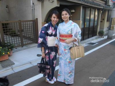 Kuil di Kyoto Ini Penuh Wanita Jepang yang Cantik & Anggun