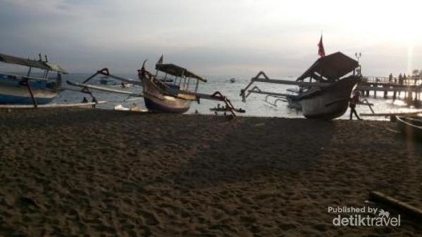 Lari Mengejar Sunset yang Romantis di Pantai Senggigi