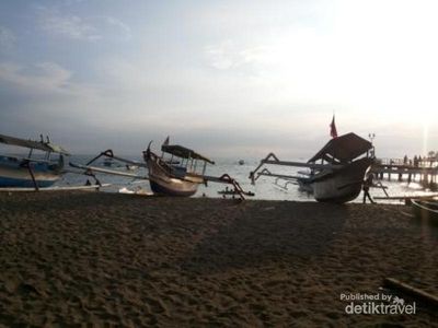 Lari Mengejar Sunset yang Romantis di Pantai Senggigi