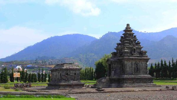 Larut Dalam Khidmatnya Ibadah Umat Hindu di Dieng