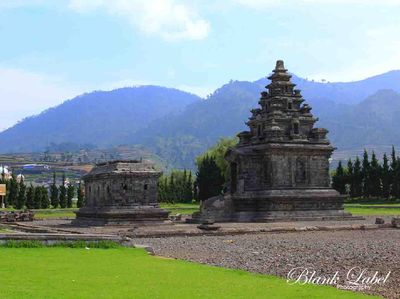 Larut Dalam Khidmatnya Ibadah Umat Hindu di Dieng