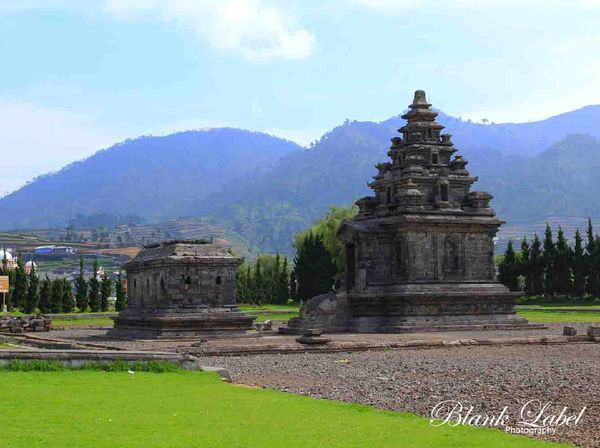 Larut Dalam Khidmatnya Ibadah Umat Hindu di Dieng