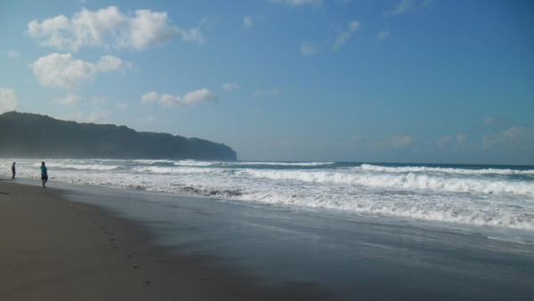 Lembutnya Sentuhan Ombak di Pantai Parangtritis