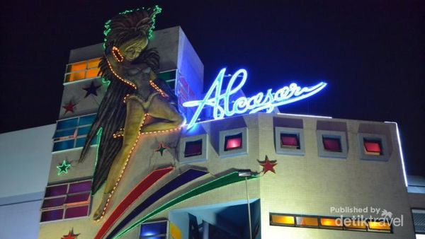 Lenggok Seksi Ladyboy di Alcazar, Thailand