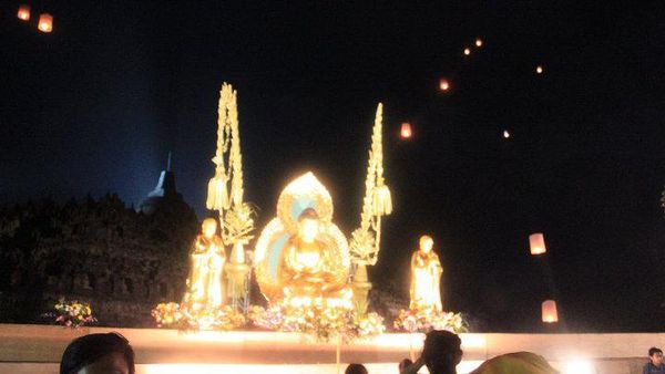 Lepas Lampion Saat Malam Waisak di Borobudur