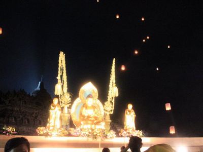 Lepas Lampion Saat Malam Waisak di Borobudur