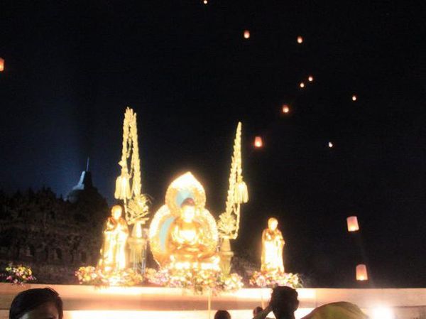 Lepas Lampion Saat Malam Waisak di Borobudur