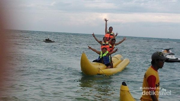 Libur Akhir Pekan di Tanjung Lesung, Harus Coba Banana Boat