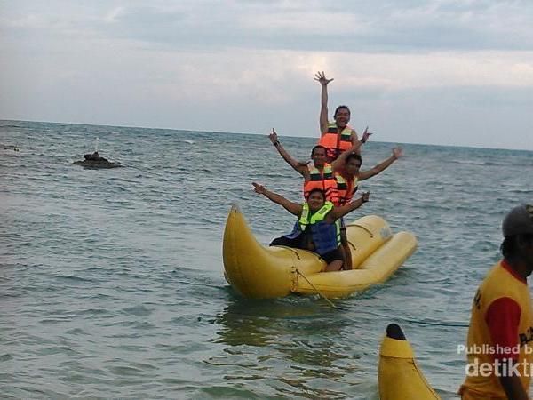 Libur Akhir Pekan di Tanjung Lesung, Harus Coba Banana Boat