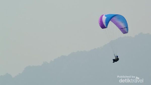 Libur Akhir Pekan, Saatnya Jajal Paralayang di Puncak