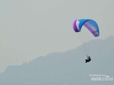 Libur Akhir Pekan, Saatnya Jajal Paralayang di Puncak