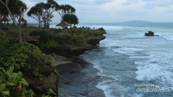 Libur Akhir Pekan, Yuk ke Pantai Batu Hiu di Pangandaran
