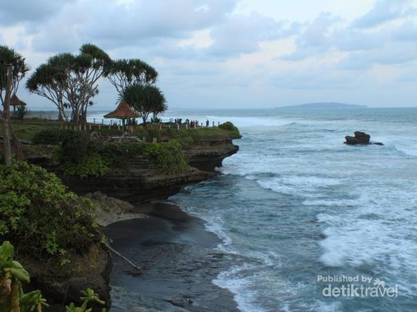 Libur Akhir Pekan, Yuk ke Pantai Batu Hiu di Pangandaran