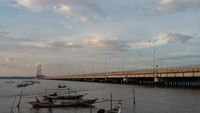 Liburan di Surabaya, Yuk Kunjungi Jembatan Suramadu!