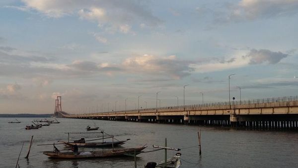 Liburan di Surabaya, Yuk Kunjungi Jembatan Suramadu!