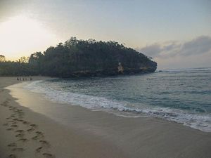 Liburan ke Malang Selatan, Ada Pantai Ngliyep