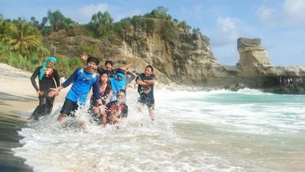 Liburan ke Pacitan, Wajib Mampir ke Pantai Klayar