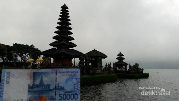 Liburan ke Pura Cantik di Lembar Uang Rp 50 Ribu