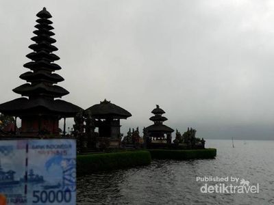 Liburan ke Pura Cantik di Lembar Uang Rp 50 Ribu