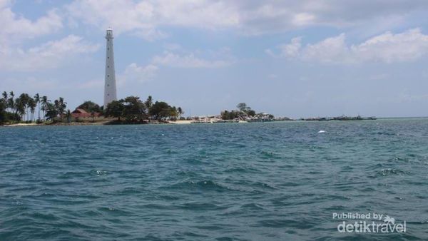 Liburan Maksimal di Pantai Pulau Lengkuas