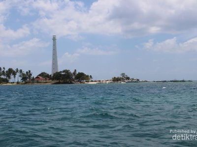 Liburan Maksimal di Pantai Pulau Lengkuas