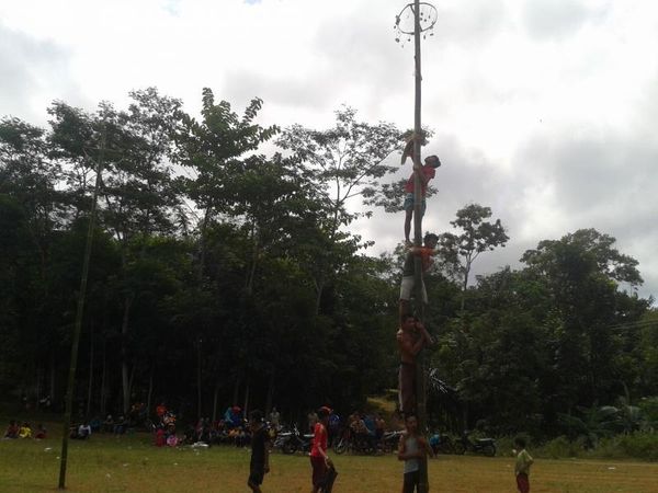 Lomba Panjat Pinang, Keceriaan dari Cianjur