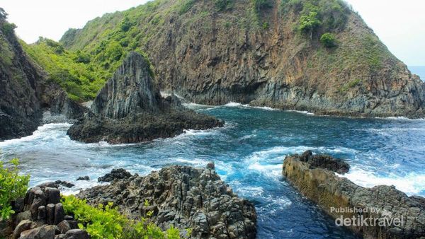 Lombok Punya Pantai dengan Bebatuan Unik