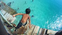 Lompat dari Jembatan Cinta, Cara Nikmati Laut Pulau Tidung