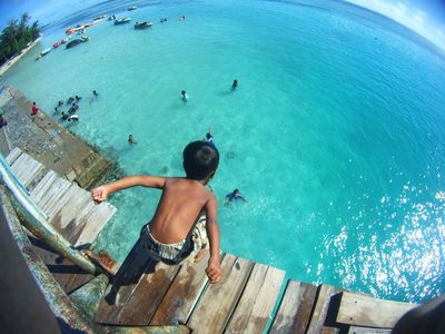 Lompat dari Jembatan Cinta, Cara Nikmati Laut Pulau Tidung