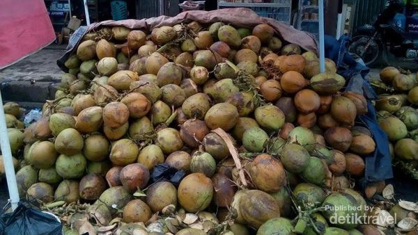 Long Weekend di Serang, Yuk Nikmati Segarnya Kelapa Muda Pasar Lama