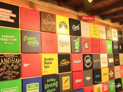 Long Weekend ke Bukittinggi, Belanja T Shirt Kapuyuak