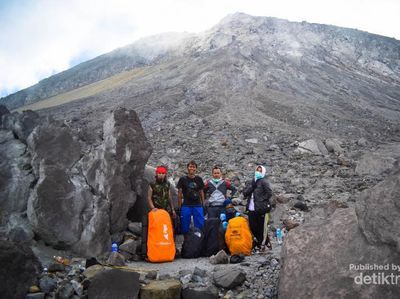 Lukisan Langit Pagi di Merapi