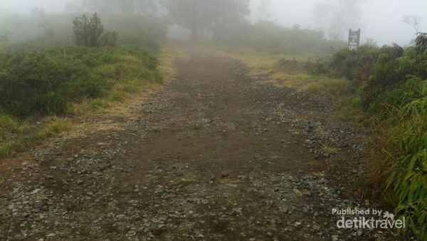 Magisnya Danau Kelimutu Saat Tertutup Kabut