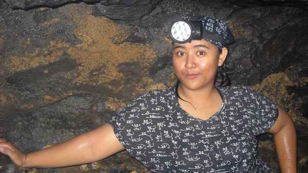 Main Air di Dalam Gua Cerme