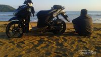 Main Air Seru di Pantai Ampiran, Trenggalek