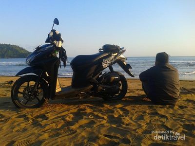 Main Air Seru di Pantai Ampiran, Trenggalek