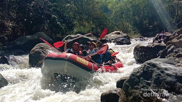 Main Rafting di Sungai Cisadane Bogor, Seru!