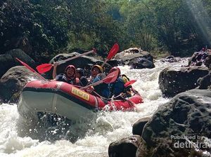 Main Rafting di Sungai Cisadane Bogor, Seru!