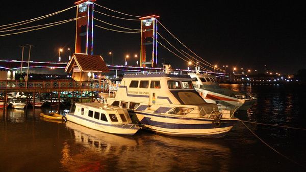 Malam Hari di Jembatan Ampera, Alep Nian!