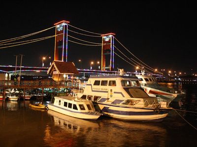Malam Hari di Jembatan Ampera, Alep Nian!