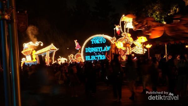 Malam yang Gemerlap di Disneyland Tokyo