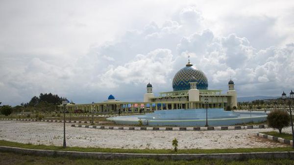 Masjid Agung Al Buruj di Pulau Buru