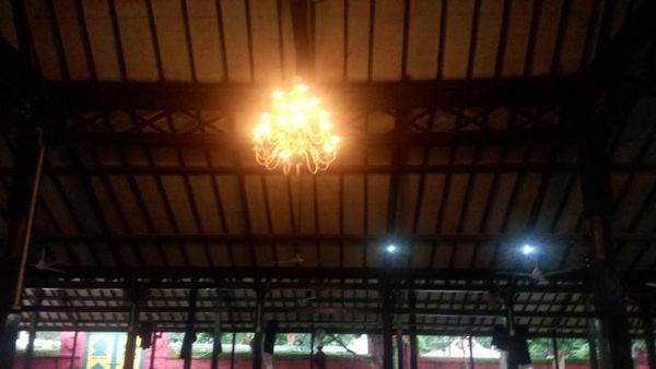 Masjid yang Serba Merah