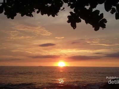 Matahari Terbenam di Pantai Padang yang Cantik Jelita