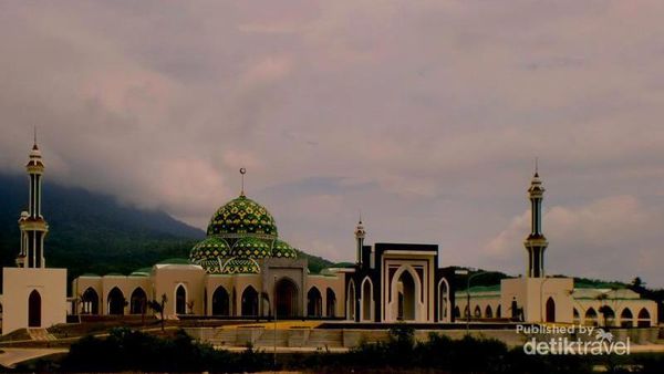 Megahnya Masjid Agung di Berbagai Daerah Indonesia